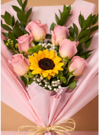 Ramo de rosas rosadas con girasol y envoltura coreana premium