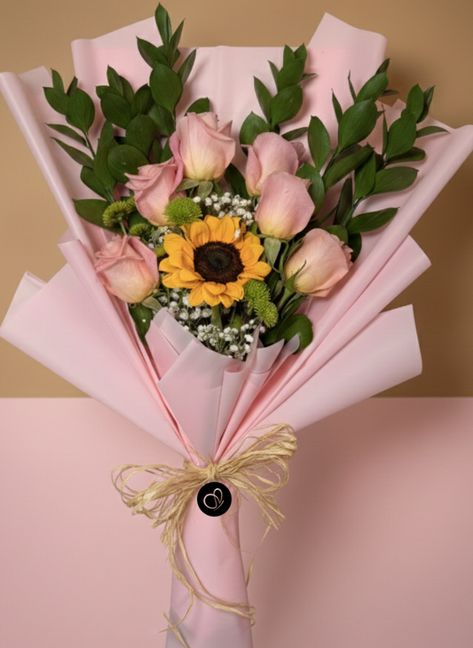 Ramo de rosas rosadas con girasol y envoltura coreana premium